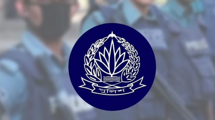 দেশীয় অস্ত্র নিয়ে পুলিশের ওপর হামলা